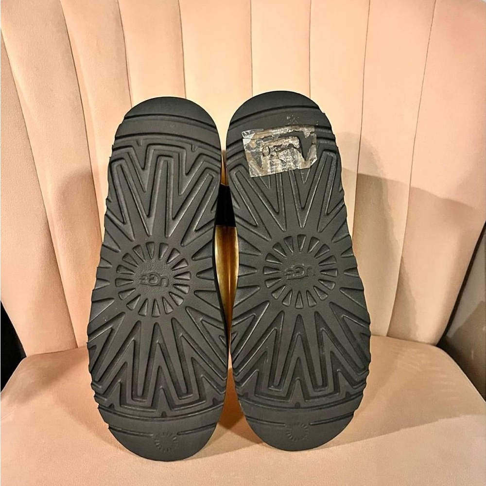 Ugg size 9 worm one time - Picture 3 of 3